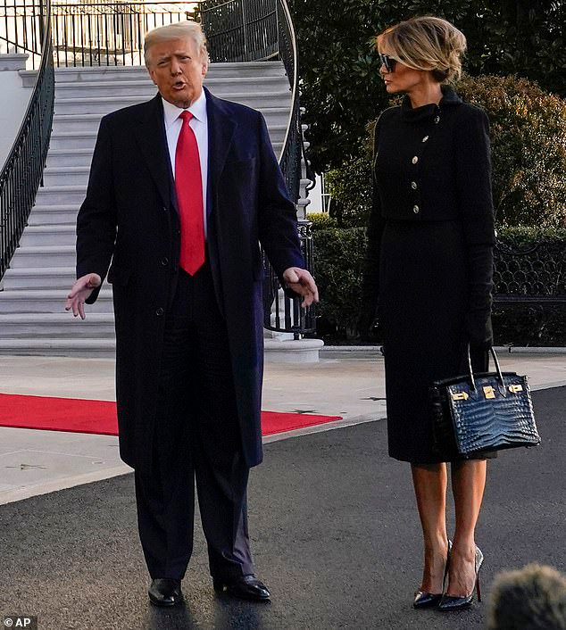 Bà Melania diện cả cây đen hàng hiệu trước thời khắc chia tay Nhà Trắng Ảnh 1