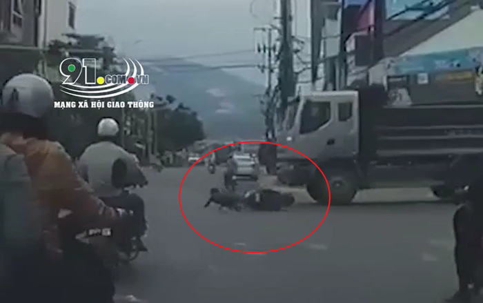 Clip: Chưa hết thời gian dừng chờ đèn đỏ nhưng vẫn bất chấp chạy, nam thanh niên nhận về cái kết cực nhọ Ảnh 2