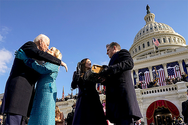 Những khoảnh khắc ngọt ngào của Tổng thống Joe Biden và vợ trong ngày nhậm chức Ảnh 1