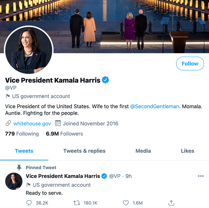 'Sẵn sàng phục vụ', là bài đăng đầu tiên của nữ Phó Tổng thống Mỹ viết trong lúc ông Joe Biden phát biểu tuyên thệ nhậm chức. (Ảnh chụp màn hình)