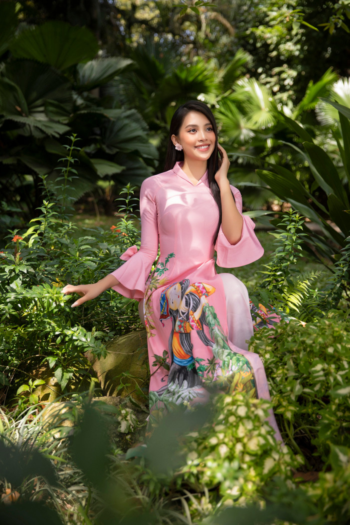 Hoa hậu Tiểu Vy đẹp dịu dàng trong những tà áo dài độc đáo chào Xuân 2021 Ảnh 11