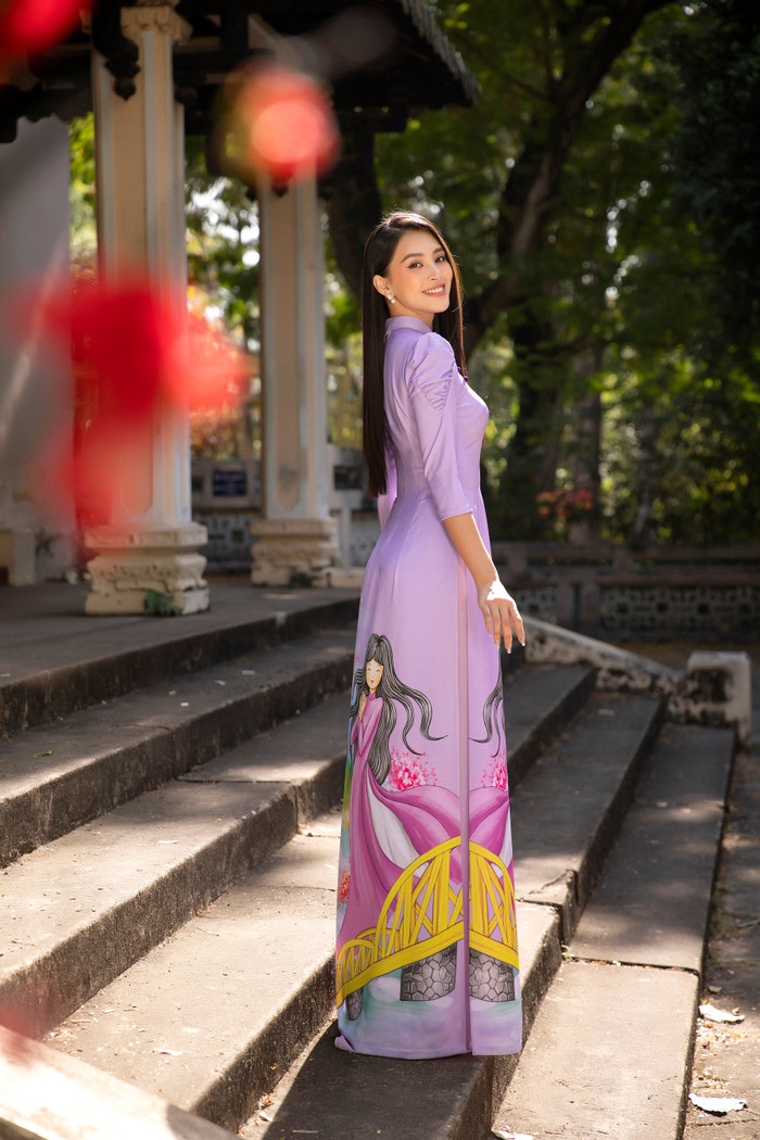 Hoa hậu Tiểu Vy đẹp dịu dàng trong những tà áo dài độc đáo chào Xuân 2021 Ảnh 4