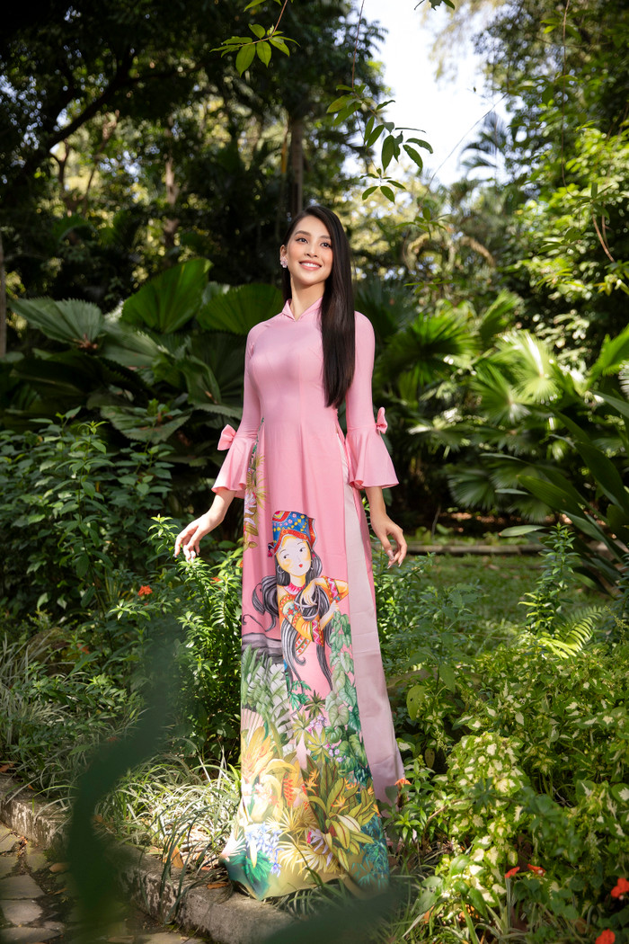 Hoa hậu Tiểu Vy đẹp dịu dàng trong những tà áo dài độc đáo chào Xuân 2021 Ảnh 12