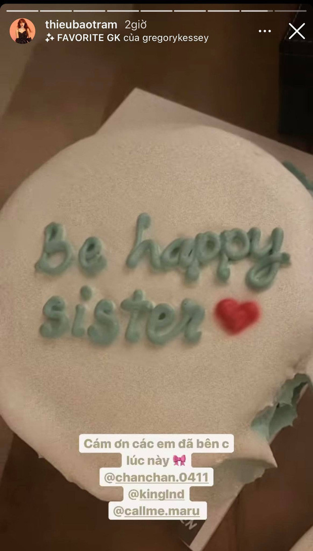 Vào tối hôm qua Thiều Bảo Trâm đăng hình chiếc bánh kèm dòng chữ 'Be happy sister' (tạm dịch: Vui vẻ nhé chị gái) lên Instagram Story của mình.