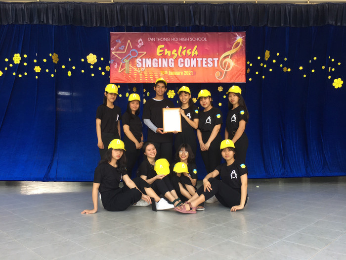 Lớp 12A8, trường THPT Tân Thông Hội (TP.HCM) “nhá nhẹ” quà từ trường HUTECH