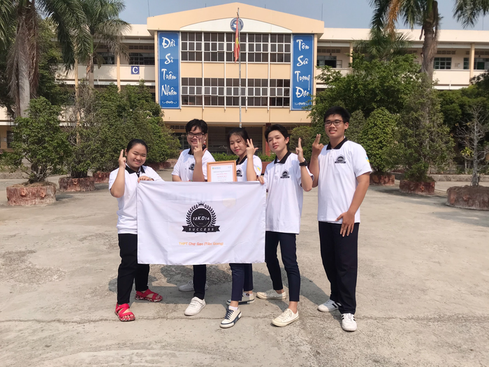 Hey yo hey yo, 12KD14, THPT Chợ Gạo (Tiền Giang) nhận áo lớp “xịn sò” HUTECH tặng đã muốn biến hình, “theo đuổi giấc mơ” kìa phải không?