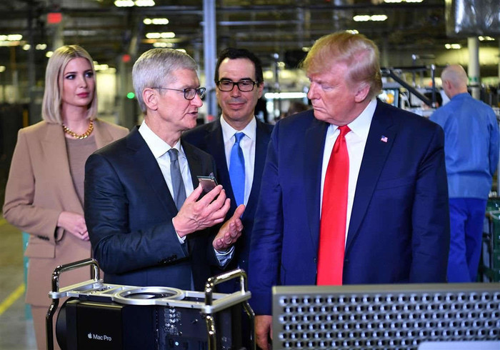 CEO Apple Tim Cook giới thiệu nhà máy sản xuất cho Tổng thống Donald Trump và quan chức Nhà Trắng hôm 20/11. (Ảnh: Getty Images)
