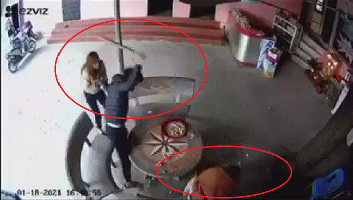 Người đàn ông áo đen vung điếu cày đánh tử vong bạn nhậu. Ảnh cắt từ clip