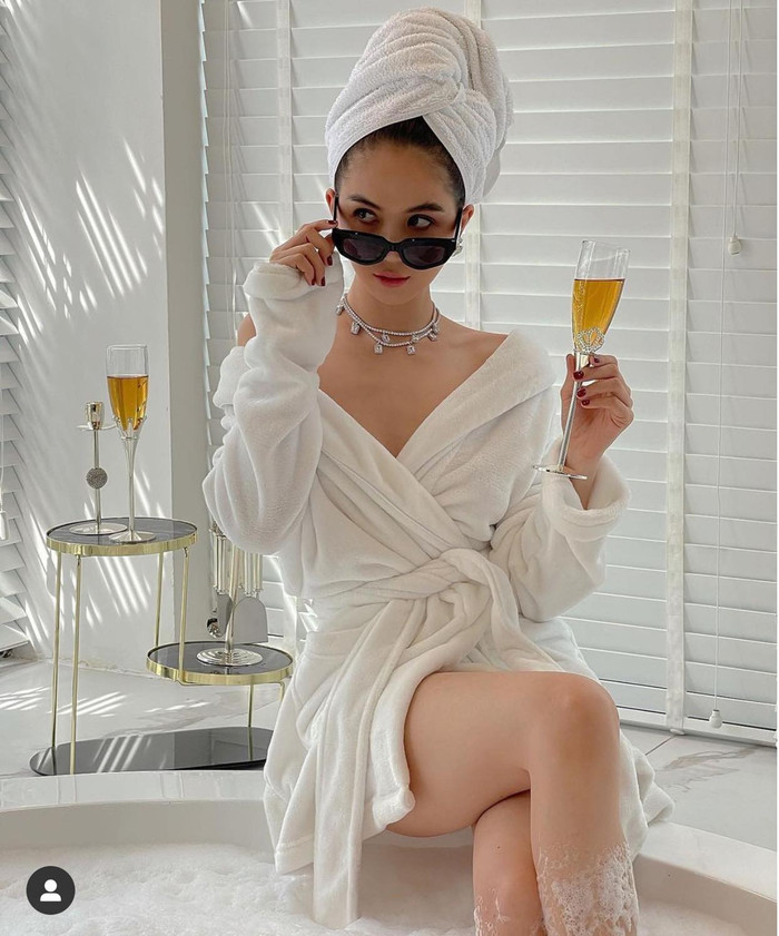 Khăn choàng tắm khơi lên vẻ đẹp tinh khôi sang trọng của Ngọc Trinh trong bồn tắm 