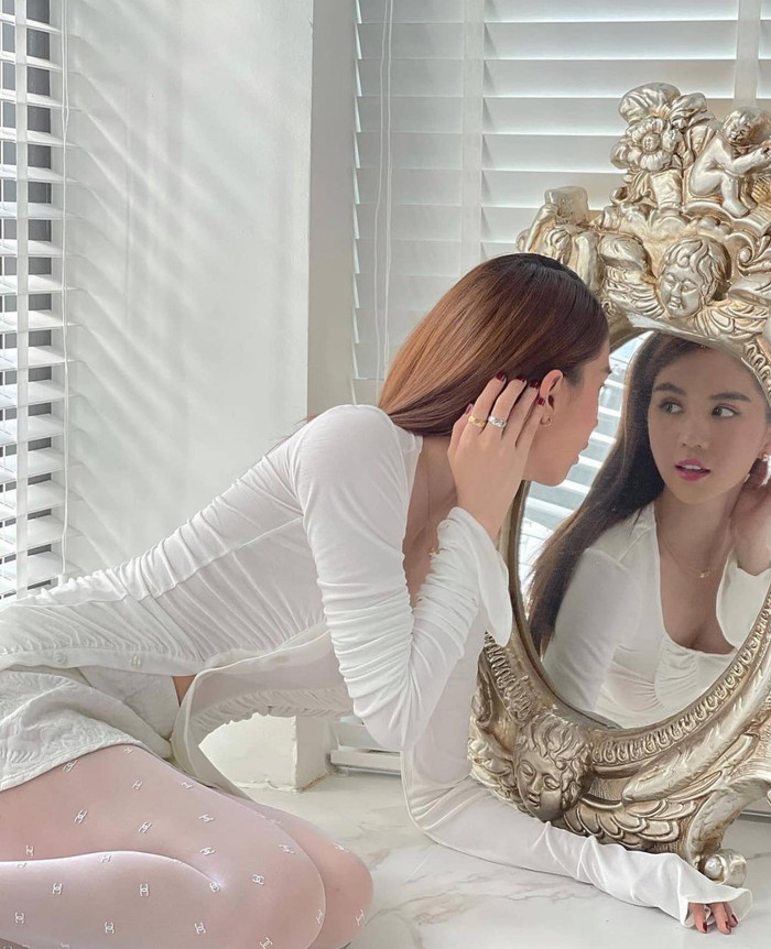 Ngọc Trinh mix cùng với vớ da chân màu trắng logo chanel để tệp màu với bộ váy