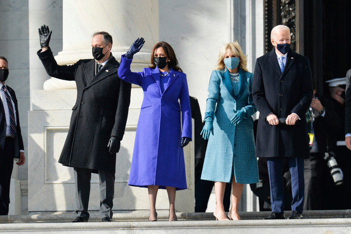 Tại sao phụ nữ tham dự lễ nhậm chức của tổng thống Joe Biden đều mặc đồ đơn sắc? Ảnh 3