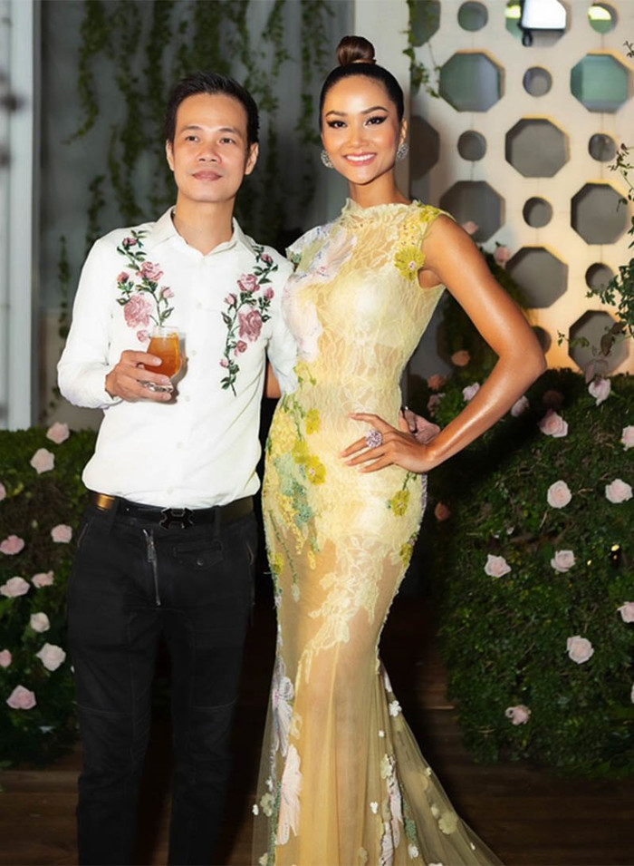 Chiếc váy để lộ áo lót bên trong dưới ánh đèn flash chụp ảnh. Kiểu dáng nội y cũng không thật sự đẹp mắt mà lại khá thô, kém tinh tế. 