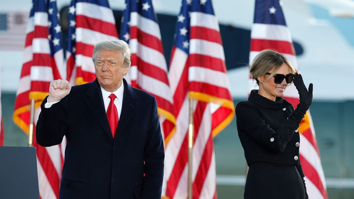 Tổng thống Donald Trump và Đệ nhất phu nhân Melania Trump chào tạm biệt những người ủng hộ sau khi phát biểu tại căn cứ Joint Base Andrews. (Ảnh: AP)