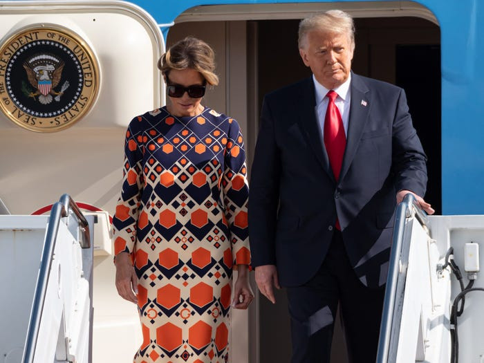 Rời Nhà Trắng, bà Melania Trump tươi trẻ trong chiếc váy cam của Gucci Ảnh 2