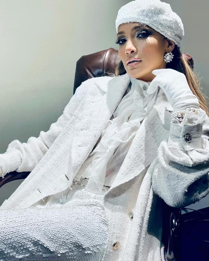 Jennifer Lopez trong trang phục all white từ đầu đến chân