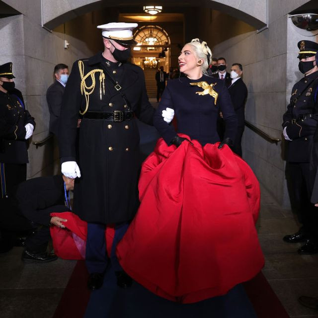 Bộ váy mà Lady Gaga mặc đến từ NTK Maison Schiaparelli
