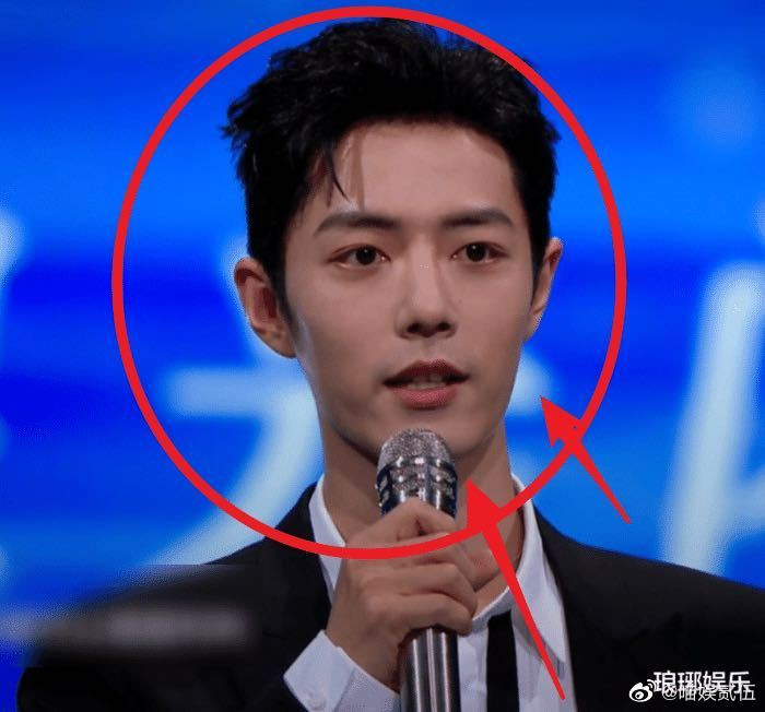 Tiêu Chiến gầy hốc hác, mắt thâm quần nhưng vẫn đẹp như tạc tượng Ảnh 8