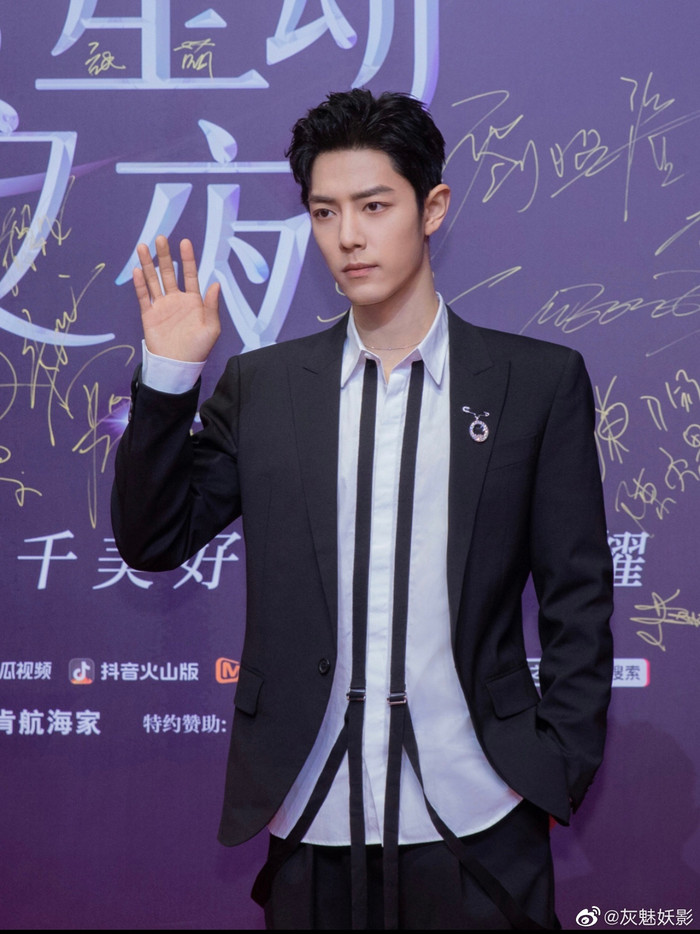 Tiêu Chiến gầy hốc hác, mắt thâm quần nhưng vẫn đẹp như tạc tượng Ảnh 3