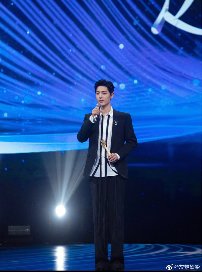 Tiêu Chiến gầy hốc hác, mắt thâm quần nhưng vẫn đẹp như tạc tượng Ảnh 4