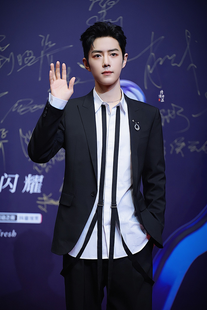 Tiêu Chiến gầy hốc hác, mắt thâm quần nhưng vẫn đẹp như tạc tượng Ảnh 5