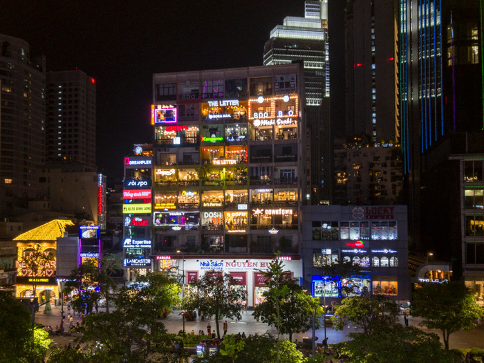 Ảnh chụp đêm tất nhiên là cũng có nhiễu, nhưng nhờ các cải tiến đã đề cập, độ nhiễu trên ảnh ở mức khá thấp.