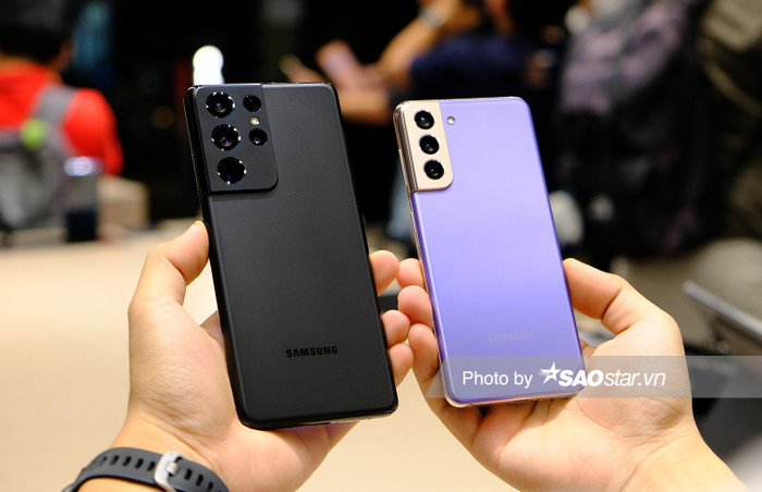 Bộ đôi Galaxy S21 Ultra màu đen và Galaxy S21 màu tím.