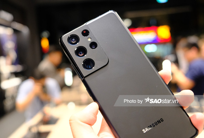 Với Galaxy S21 Ultra, Samsung đã mang đến cho máy một cái nhìn hầm hố, tương xứng với các nâng cấp so với thế hệ tiền nhiệm.