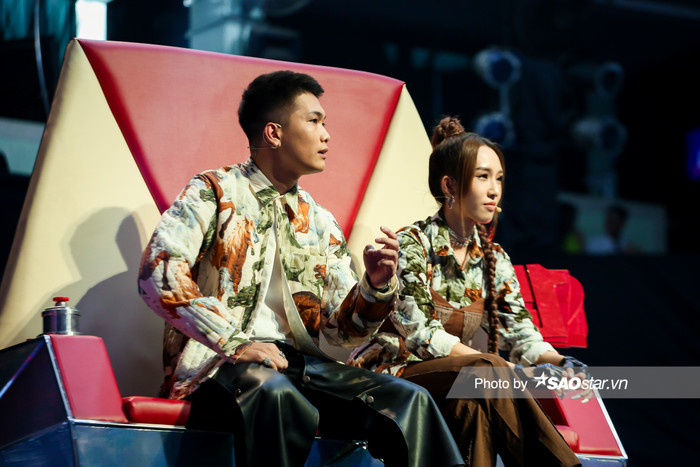 Tiểu Bình hát 'Nhà đông anh em' quá đỉnh khiến Hồ Hoài Anh 'đanh đá' tranh giành với BigDaddy - MC ILL Ảnh 8