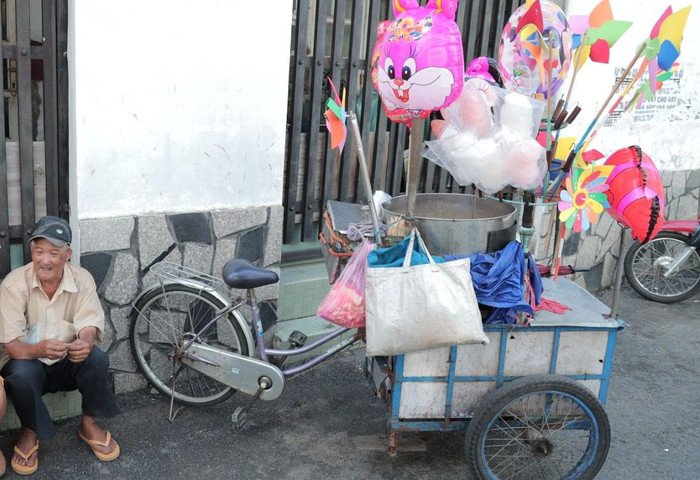 Chú Năm bên xe kẹo bông gòn