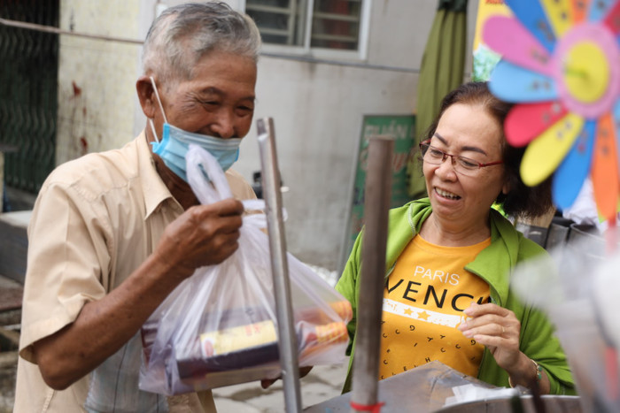 Xót xa trước gia cảnh nghèo khó của cụ ông gần 50 năm bán kẹo bông gòn Ảnh 4