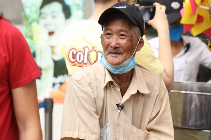 Xót xa trước gia cảnh nghèo khó của cụ ông gần 50 năm bán kẹo bông gòn Ảnh 7