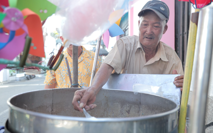 Xót xa trước gia cảnh nghèo khó của cụ ông gần 50 năm bán kẹo bông gòn Ảnh 2