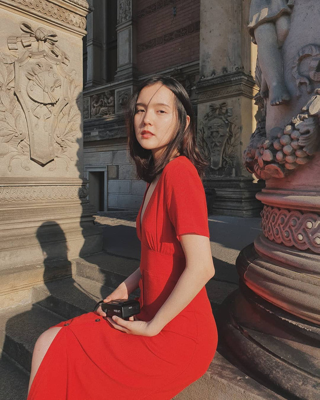 Ngoài đời, cô nàng sở hữu gout thời trang khá đa dạng, người đẹp không ngại diện các thiết kế xẻ sâu, dù rằng khuôn ngực khá bằng phẳng. 