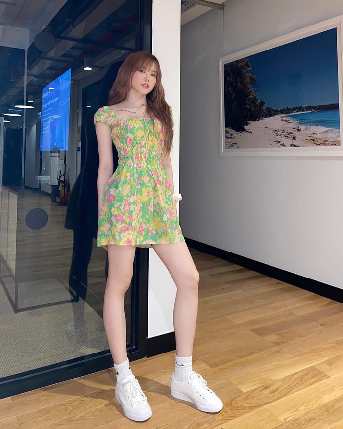 Những chiếc váy ngắn khoe cơ thể chưa bao giờ làm khó được cô nàng. 