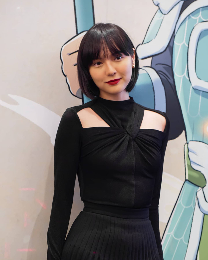 Kiểu đầm đen với phần vai để lộ cũng khá hợp với gương mặt 'nàng thơ Sơn Tùng'. 