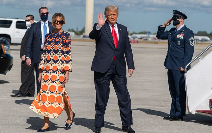 Clip: Bà Melania đi thẳng mặc chồng dừng lại chụp ảnh trước phóng viên Ảnh 2