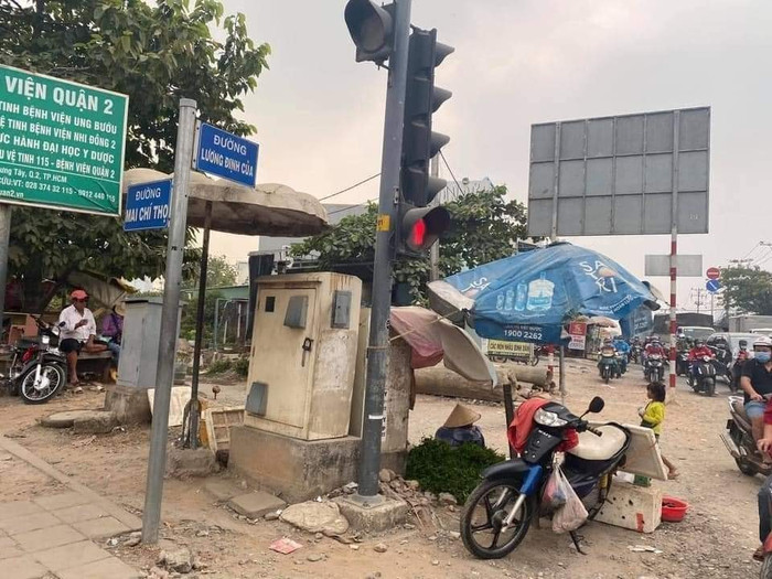 Ấm lòng hành động của chàng trai khi thấy cụ bà mệt đến ngủ gục bên hàng rau ven đường Ảnh 4