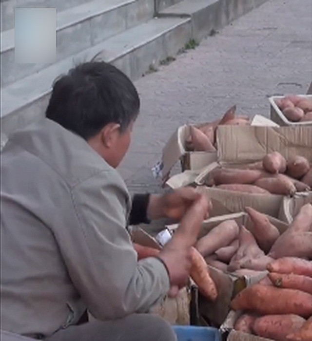 Ông Liu bán khoai lang lề đường ròng rã 17 năm qua.