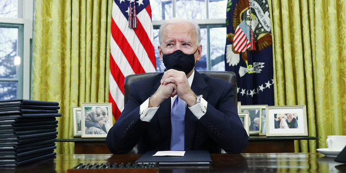 Tổng thống Mỹ Joe Biden ngồi trong Phòng Bầu dục của Nhà Trắng sau khi nhậm chức Tổng thống thứ 46 của Hoa Kỳ. (Ảnh: TOM BRENNER / Reuters)