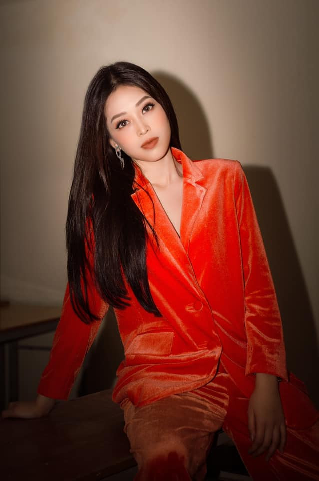 Cô nàng còn chọn tone makeup màu cam đất vô cùng ăn ý với set đồ mà mình mặc 