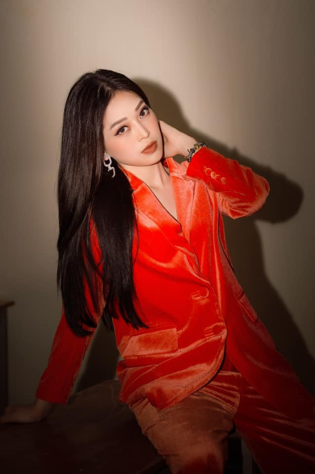 Diện mạo lạnh lùng của nàng hậu với bộ suit có tông màu rực rỡ 