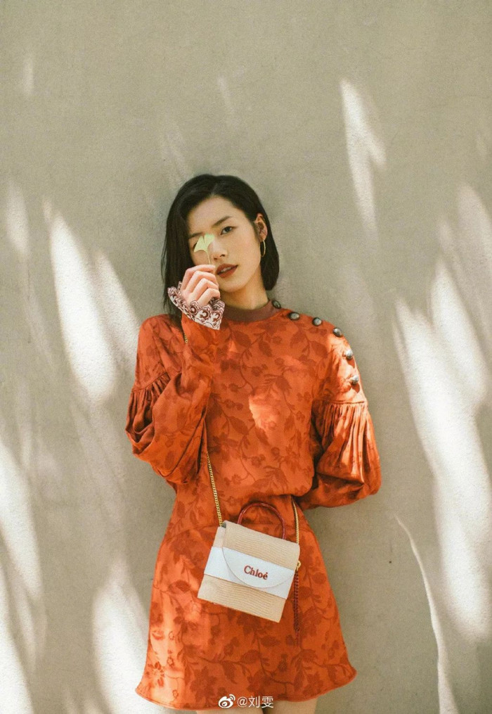 Cam là màu sắc khá rực rỡ nhưng lại có thể dễ áp dụng vào nhiều phong cách thời trang