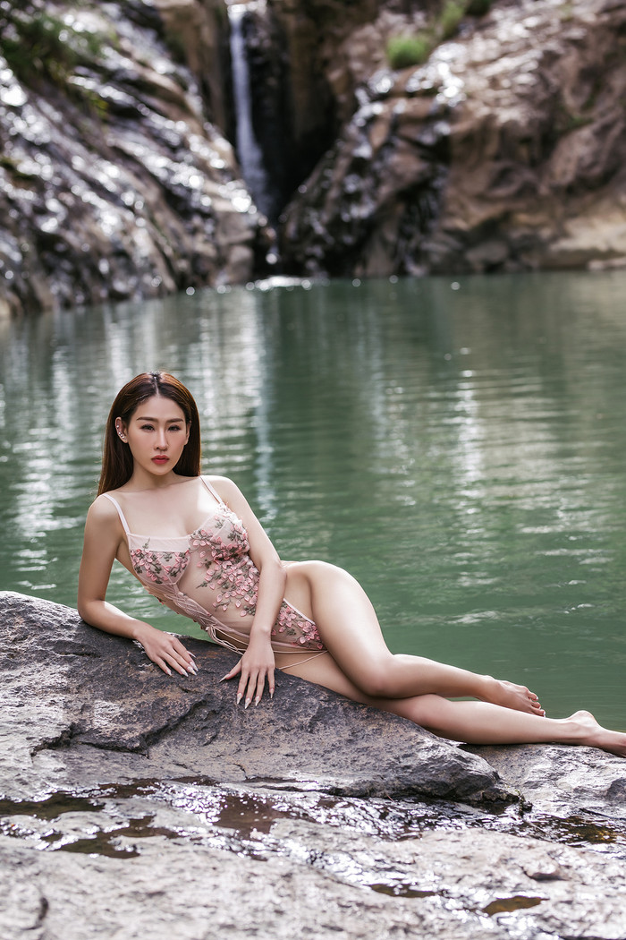 Tuy nhiên, vì quá gợi cảm mà bộ hình cũng vấp phải lời khen chê trái chiều