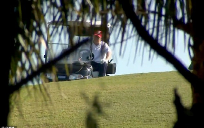 Ông Trump chơi golf trong ngày đầu thôi làm tổng thống Ảnh 2