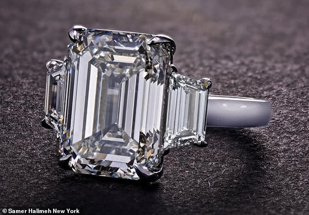 Con gái ông Trump khoe nhẫn đính hôn triệu đô Ảnh 2