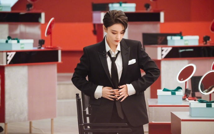 'Đẹp trai' ngất ngây trong hậu trường nhưng Trương Hinh Dư lại 'mất điểm' trong 'Tỷ tỷ đạp gió rẽ sóng' Ảnh 2