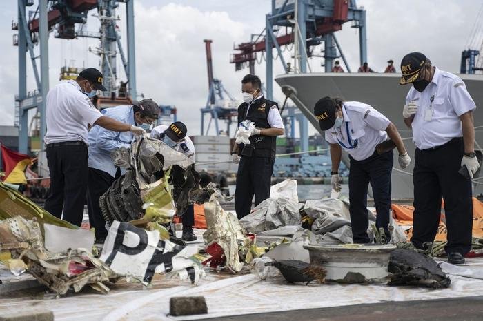 Hé lộ nguyên nhân ban đầu khiến máy bay Indonesia chở 62 người rơi xuống biển Ảnh 2