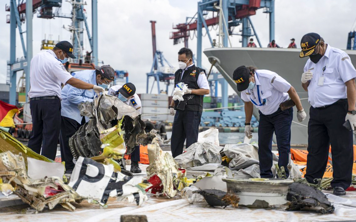 Hé lộ nguyên nhân ban đầu khiến máy bay Indonesia chở 62 người rơi xuống biển Ảnh 2
