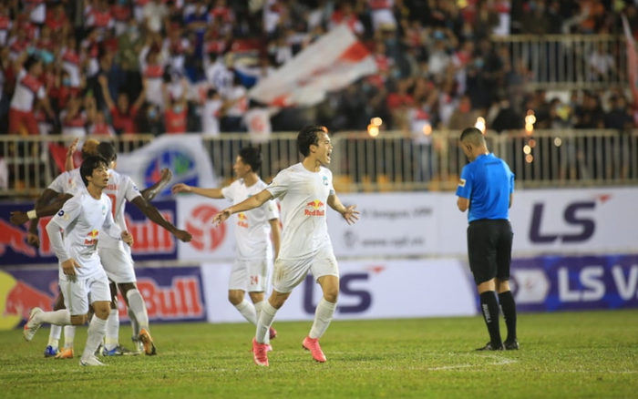 Văn Toàn ghi bàn giúp HAGL hạ SLNA 2-1.