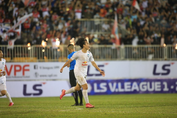 Văn Toàn ăn mừng đầy cảm xúc khi ghi bàn nâng tỷ số lên 2-1 cho HAGL.